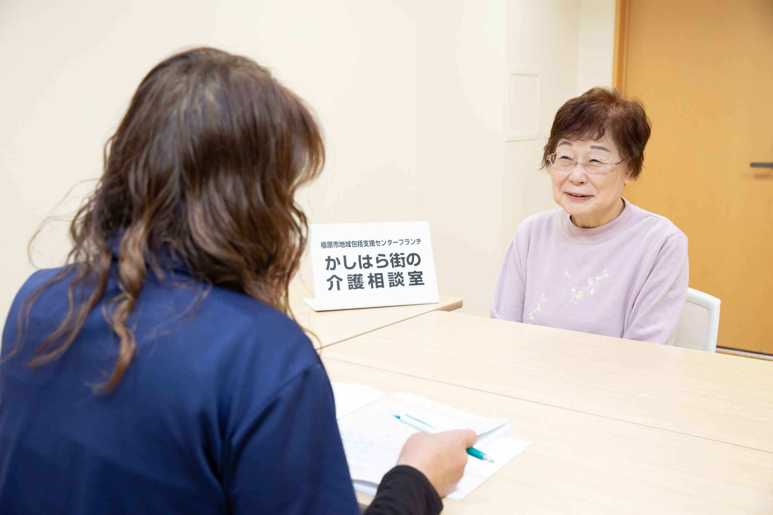 相談を受ける医療従事者の写真