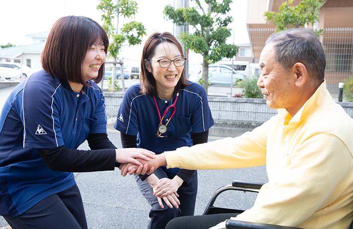 車椅子の男性と介護職員の写真