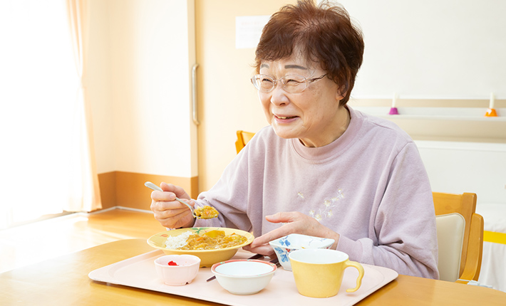 食事の用意をするイメージ写真